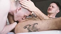 A superestrela Axel Abysse troca punhos com o garoto pornô Cyd St. Vincent da FTM no trecho de "Read My Lips"
