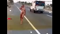 Esposa amateur desnuda en la carretera