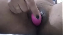 Fille indienne utilisant vibrateur dans sa grande chatte lèvre