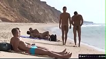 Sexo anal em público fodendo na praia