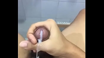 мастурбирует в ванной