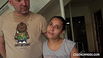 GYPSY GIRL CHECA REAL Nós conhecemos uma garota cigana real em um bloco de apartamentos sujo. Eles nos mostraram como fode em casa
