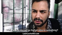 Giovane turista latino-americano che scopa per soldi al di fuori del regista di film gay