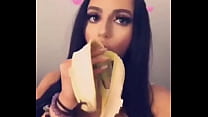 Testando a garganta com uma banana : Instagram: Amanda.figueredo024