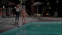 Beverly D'Angelo nue à la piscine dans 'National Lampoon's Vacation' (1983)