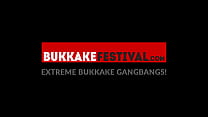 Garotas com seios grandes e caras pendurados fazem festa de bukkake inter-racial