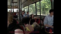 Связывание блондинки трахнули в анал в общественном автобусе, полном незнакомцев