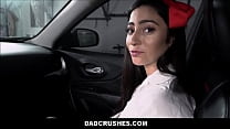 Hijastra latina joven y caliente con frenillos Jasmine Vega follada por su padrastro en el asiento trasero de su auto después de ser sorprendida robando en una tienda en POV