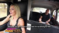 Female Fake Taxi La tettona bionda cavalca passeggeri fortunati per pagare la tariffa