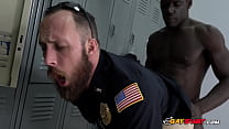 Des policiers gays font démolir leurs culs par un criminel corné