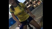 Bruna con t-shirt brasiliana seduta sul cazzo