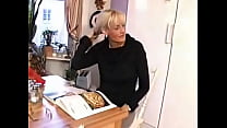 blonde reife in der küche gefickt