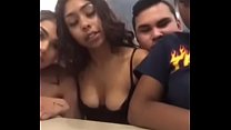 Новые сумасшедшие девушки показывают грудь в McDonald's