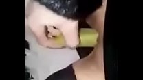 Fille russe masturbant des bananes dans la voiture