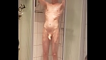 Dünner Kerl duscht nackt vor der Kamera