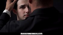 MormonBoyz - Un prêtre en chaleur regarde comme un garçon religieux branle sa bite en confession