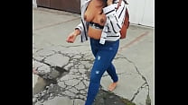 Puta colombienne aux pieds nus montrant des seins en public dans la rue