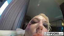 Leya Falcon benutzt den Duschkopf an ihrem Arsch