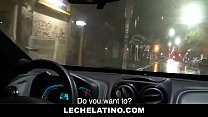 Giovane tassista latino prende il cazzo e succhia il cesso