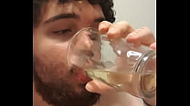 Подчиненный мальчик-пидор пьет свою собственную мочу для своего хозяина