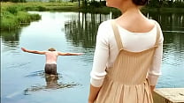 Ирина Горячева купается обнаженной в озере