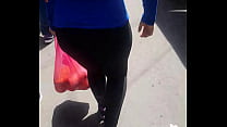 Orico Vizcochit em leggings pretas e top azul com uma bela bunda caminhando em tianguis