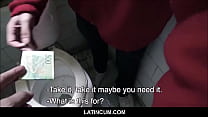 Latino amador Cruising pago dinheiro para sugar dois caras em um banheiro público POV