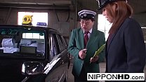 Une pilote japonaise sexy fait une pipe à son patron