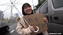Mikoto Mochida, une écolière japonaise, suce la bite d'un inconnu, sans censure
