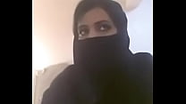 Мусульманская горячая милфа обнажает свои сиськи во время видеозвонка