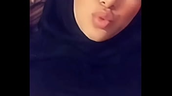 Chica musulmana hijabi con grandes tetas toma un video selfie sexy