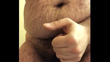 Chubby si masturba fino all'orgasmo