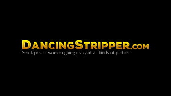 Meninas brancas excitadas se revezam chupando strippers masculinos da BBC