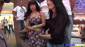Duas lindas vadias latinas sendo fodidas com força na frente de uma multidão de voyeurs