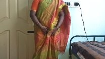 Empregada doméstica indiana para mostrar seus seios naturais para a dona da casa