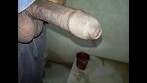 Joven indio chico masturbación semen después de mear en el baño