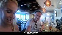 Thick Ass Blonde baise un mec qu'elle vient de rencontrer dans une chambre d'hôtel