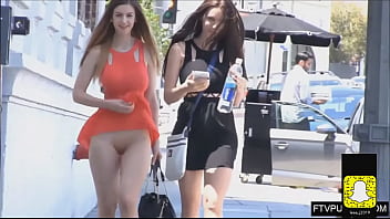 Zwei heiße Mädchen in der Öffentlichkeit
