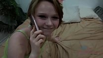 Chica inocente de 18 años follada mientras habla por teléfono con su novio (POV) Lucy Valentine - Amateur