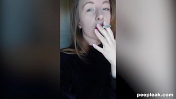 Amateur hottie aime fumer et se masturber