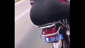 Incredibile culo grosso Tonia catturato in una moto