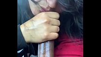 Latina succhia il cazzo sul sedile anteriore mentre la sua amica registra