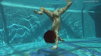 Irina Russia zeigt einen sexy Körper unter Wasser