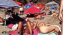 Webcam voyeur pilla a aficionados desnudos y medio desnudos en la playa