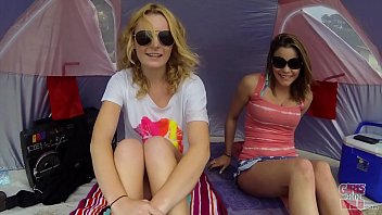 GIRLS GONE WILD - Lesbian Teens Audrianna e Britney ficam excêntricas na praia