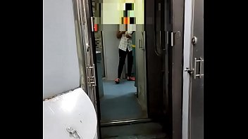 Priyaanil Delhi cpl dans le train pendant le voyage à Goa