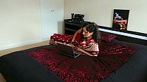 Saree vermelho Bhabhi pego assistindo pornô chantageado e foder por Devar hindi sujo áudio desi chudai vazou escândalo tabu sextape bollywood POV indiano