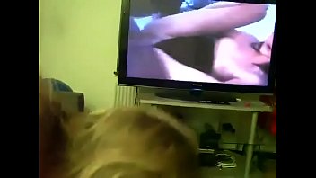 Madrasta dá cabeça ao enteado enquanto ele assiste pornografia