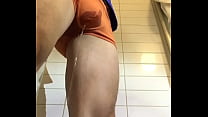Pftish-pipi dans mes sous-vêtements orange