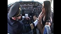 La hermosa morena Lisa Sparkle con grandes tetas le ruega al piloto de un avión que le toque el jugoso trasero
